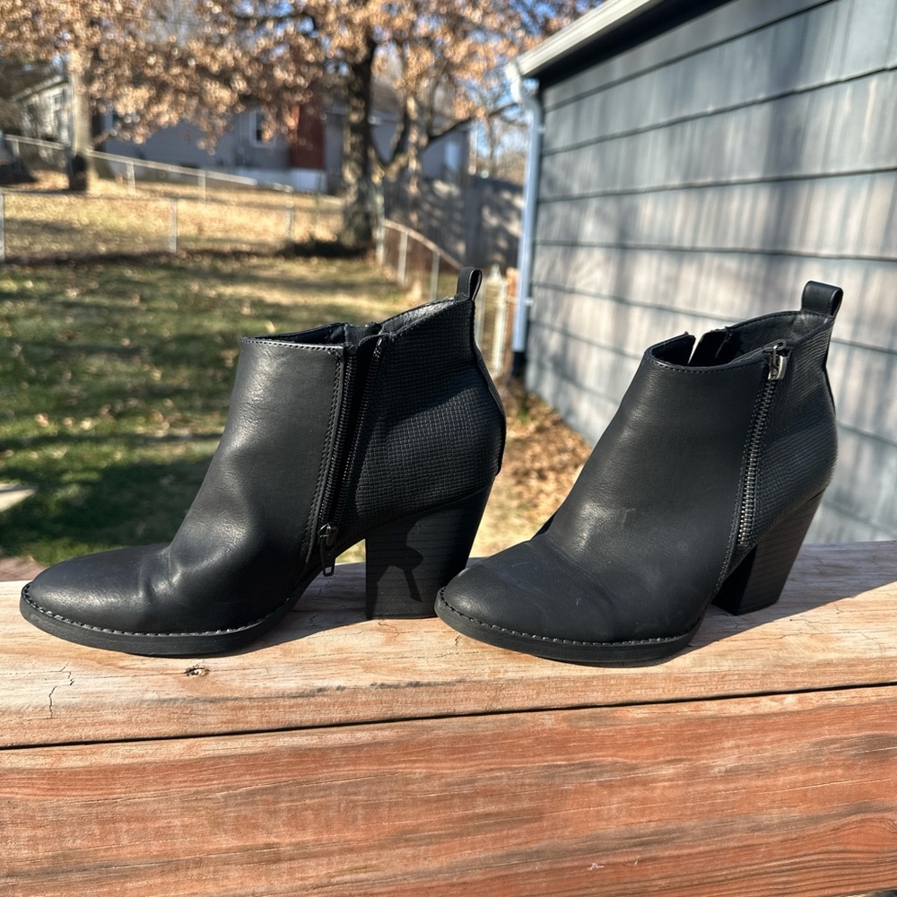 Universal Thread Black Ankle Booties